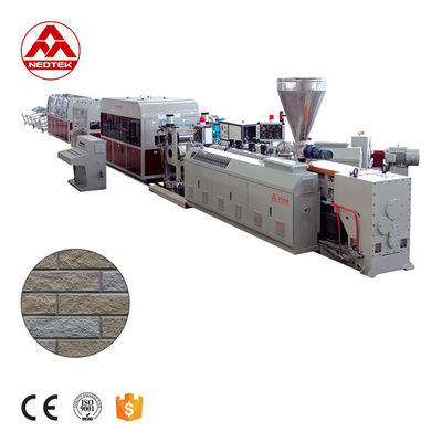 Ligne d'extrusion de revêtement en pierre en PVC à performance stable avec système d'alimentation en granulés
