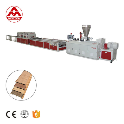 Ligne professionnelle d'extrusion de panneaux muraux en WPC avec vitesse de vis élevée rpm et puissance de 250 kW