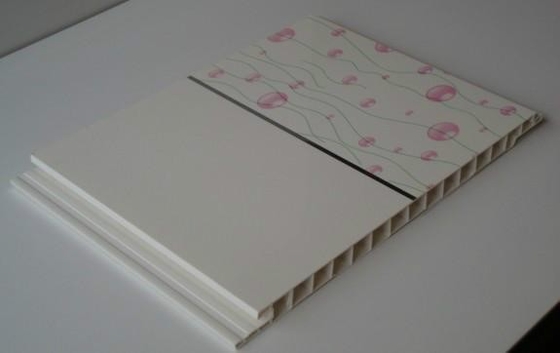 32.9 tours par minute Vitesse de vis Ligne de production de panneaux de plafond en PVC à double vis pour conception de vis