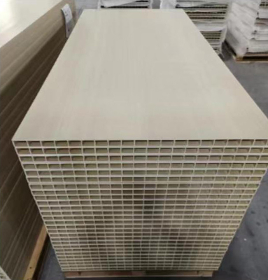 25000 KG ligne d'extrusion automatique de panneaux de cuisine WPC2 pour les besoins de production de portes larges