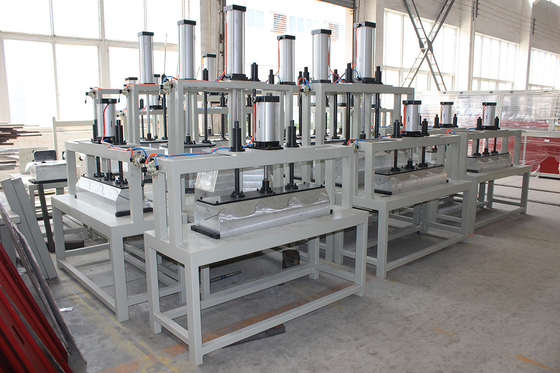 Ligne d'extrusion automatique de carreaux de toiture en PVC pour carreaux durables et durables
