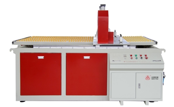 34.7 tours par minute Vitesse de vis Ligne d'extrusion de panneaux muraux en WPC2 pour la production d'usines de fabrication