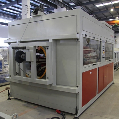 Conception d'une machine d'extrusion de tuyaux en PVC personnalisée 380v 50hz pour une ligne de production en service