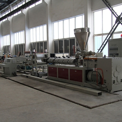 250kW de puissance Granules de toit Carreaux de profil en Pvc Ligne d'extrusion de feuille de plastique machine à vis jumelles