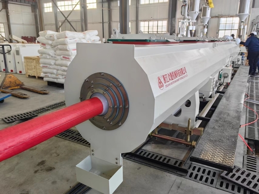 Ligne d'extrusion automatique de tuyaux en PVC à haute productivité compétitive avec une longue durée de vie