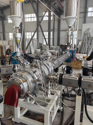 Ligne d'extrusion automatique de tuyaux en PVC à haute productivité compétitive avec une longue durée de vie