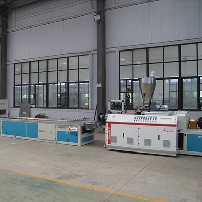 Vitesse de vis 32,9 tours par minute Ligne d'extrusion à double vis pour panneau mural à profilé en PVC Clôture en WPC