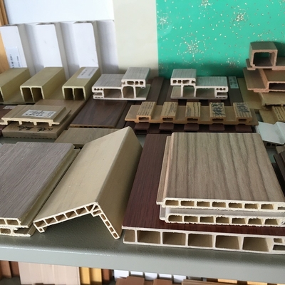 Type de vis jumelles Co-rotation conique à double vis en PVC WPC ligne d'extrusion 18000x6000x2500