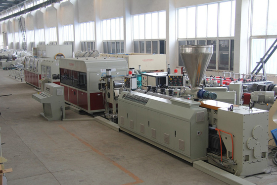 Ligne d'extrusion de revêtement en pierre en PVC à performance stable avec système d'alimentation en granulés