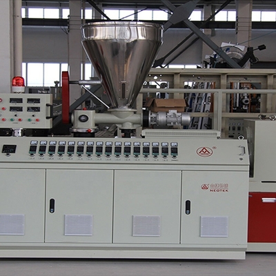 32.9 tours par minute Vitesse de vis Profil automatique de porte de fenêtre Briquette Extruder Machine Pour PVC