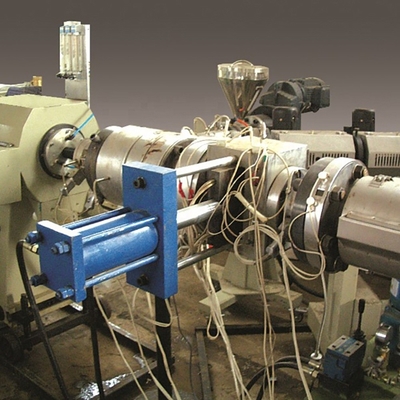 Machine à extruder en plastique à double vis conique à co-rotation de 60 kW pour la fabrication de tuyaux en PVC