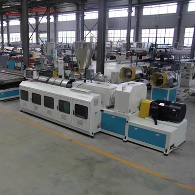 380V 50hz ligne d'extrusion de tôles de toiture en PVC pour la production de matériaux de construction