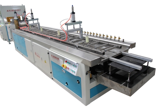 12800 KG Ligne d'extrusion double vis PP PE WPC pour produits en WPC robustes et résistants