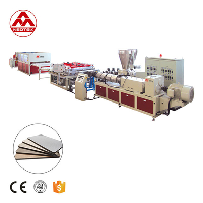 Ligne de co-extrusion personnalisée de panneaux en mousse de PVC pour usine de fabrication 26000x7000x4000