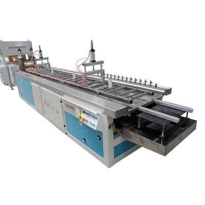 Ratio L/D de vis 156 1 ligne d'extrusion pour une machine à extruder WPC de haute productivité de 118 kW