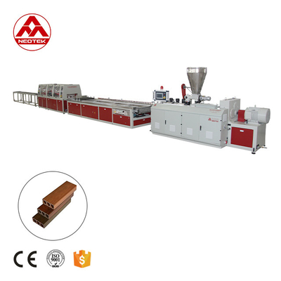 156 1 Facteur L/D à vis Ligne d'extrusion de panneaux muraux en WPC pour panneaux