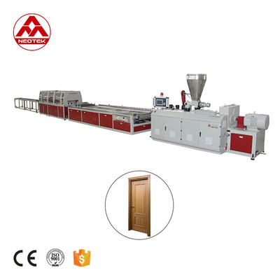 Ligne d'extrusion de panneaux de cuisine WPC à porte large2 26000x7000x4000 pour une production personnalisée