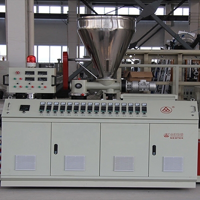 Technologie de pointe Machine d'extrusion à porte large WPC personnalisée pour les produits en plastique