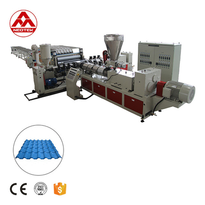 230 kW de puissance ligne d'extrusion de carreaux de glaçage en PVC pour une production de grande capacité 22000 KG