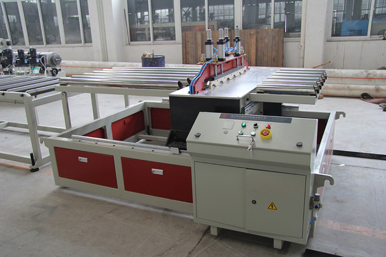 230 kW de puissance ligne d'extrusion de carreaux de glaçage en PVC pour une production de grande capacité 22000 KG