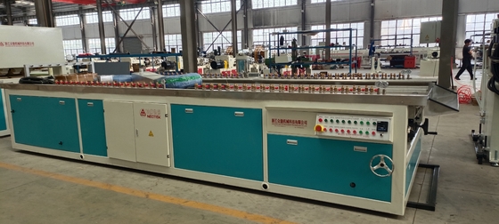 380V 50hz Voltage PVC ligne d'extrusion de feuille creuse avec 156 1 vis conception de rapport L/D