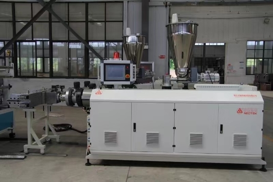 Exigences du client Ligne d'extrusion de tuiles de glaçage en PVC avec matériau à vis 38CrMoALA