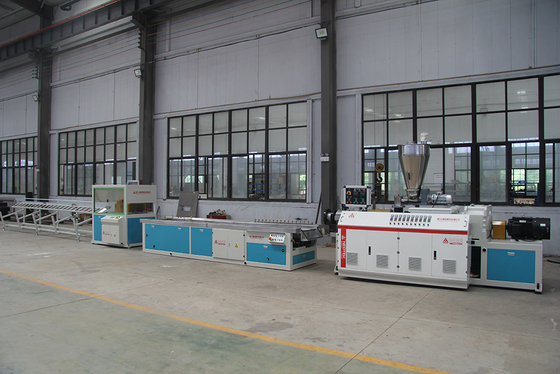 YF240 ligne d'extrusion WPC à base de PP PE avec une capacité de 12800 kg et une vitesse de vis de 32,9 tr / min