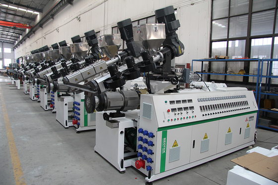 YF240 ligne d'extrusion WPC à base de PP PE avec une capacité de 12800 kg et une vitesse de vis de 32,9 tr / min
